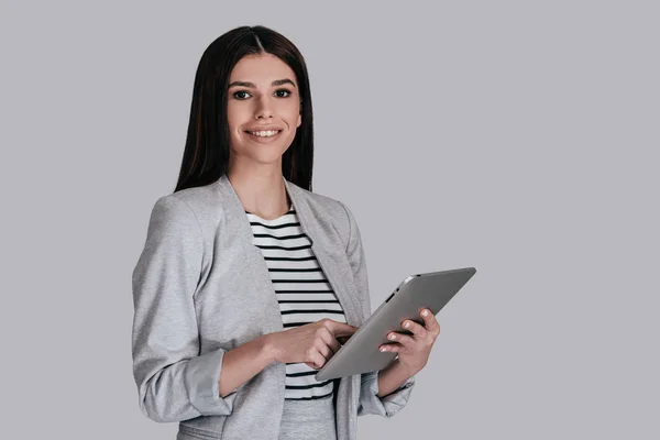Donna d'affari in possesso di tablet digitale — Foto Stock