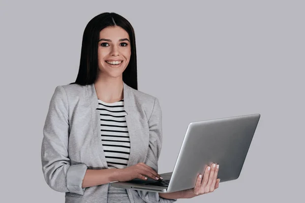 Morena mujer de negocios usando laptop —  Fotos de Stock