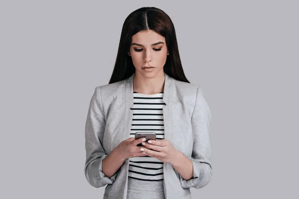 Brünette Geschäftsfrau mit Handy — Stockfoto