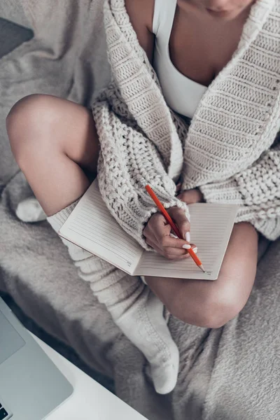 Mujer escribiendo notas en el diario —  Fotos de Stock