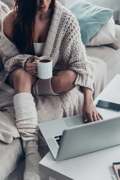 Bir fincan kahve tutan kadın.