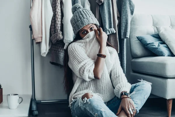 Donna giocosa che copre il viso dal maglione — Foto Stock