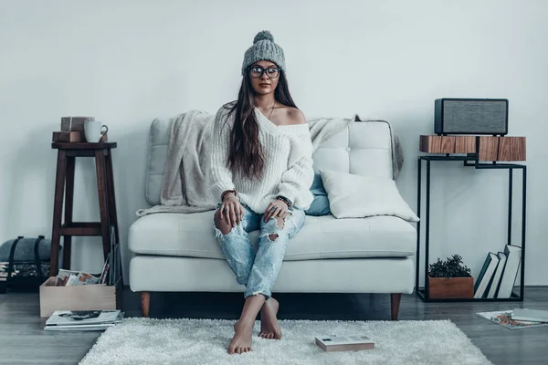 Vrouw in vrijetijdskleding zittend op de Bank — Stockfoto