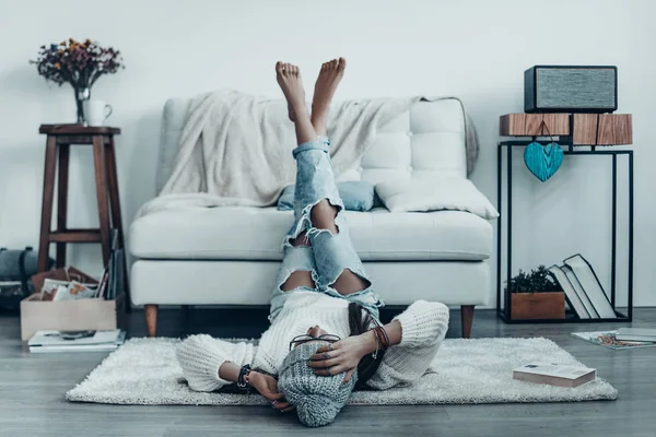 Woman in casual wear lying on the floor — Stock Photo, Image