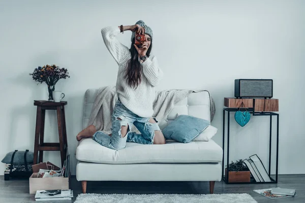 Mulher na moda sentada no sofá em casa — Fotografia de Stock