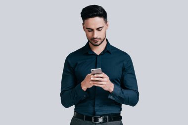 ciddi adam tutarak cep telefonu