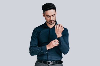 İyi görünümlü adam ayarlama kol