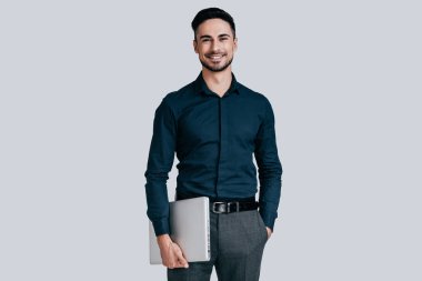 Yakışıklı adam holding dizüstü