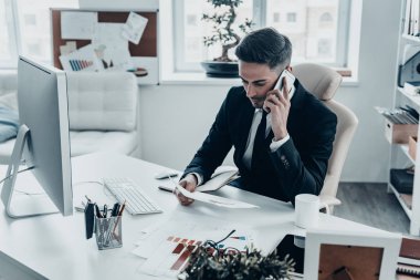 İş adamı cep telefonuyla konuşuyor.