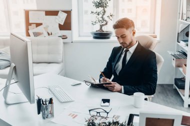 İşyeri masada oturan işadamı