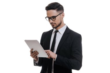 Dijital tablet kullanan işadamı