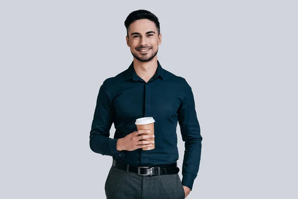 Dobře vypadající muž s hrnek na kávu — Stock fotografie