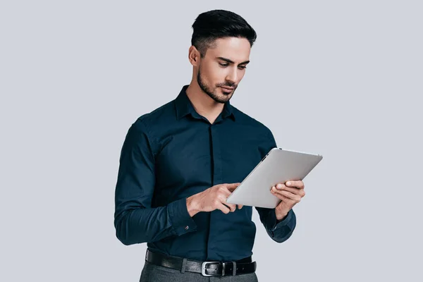 Homem bonito usando tablet digital — Fotografia de Stock