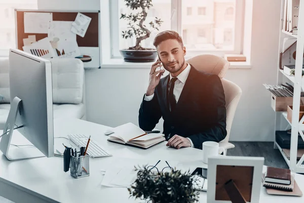 Souriant Homme d'affaires parlant sur téléphone mobile — Photo