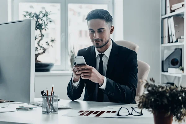 Hombre de negocios usando el teléfono móvil — Foto de Stock