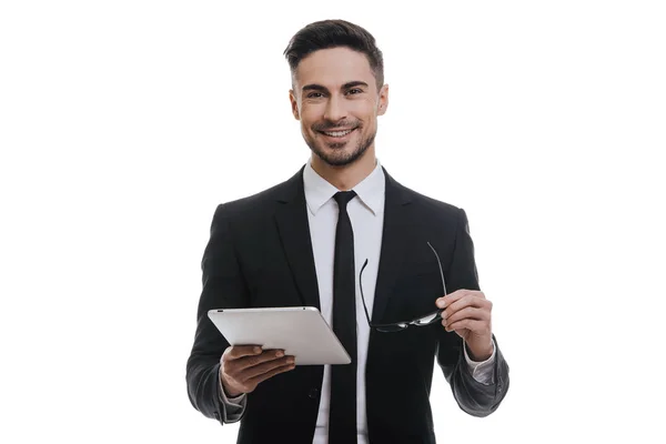 Geschäftsmann mit digitalem Tablet und Brille — Stockfoto