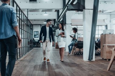 başarılı insanların yaratıcı fikirler tartışıyor