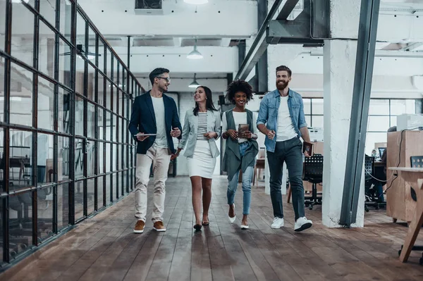 Pessoas de negócios andando no escritório moderno — Fotografia de Stock