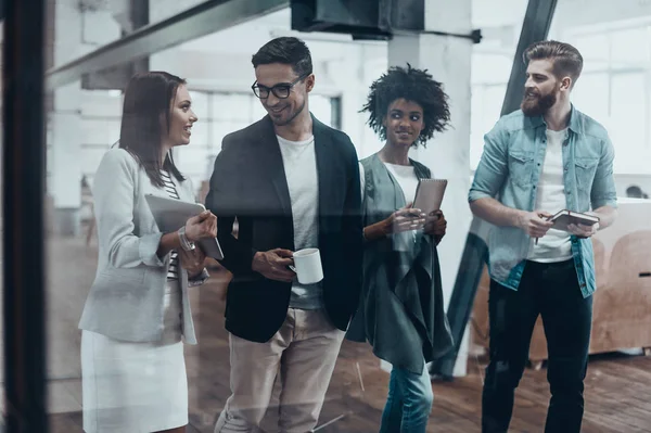 Mensen uit het bedrijfsleven lopen in moderne kantoren — Stockfoto