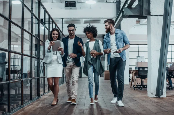 Affärsmän som promenader i moderna kontor — Stockfoto