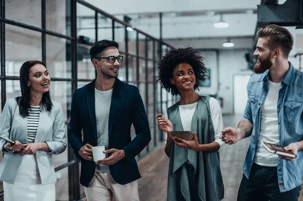 Affärsmän som promenader i moderna kontor — Stockfoto