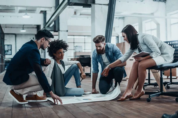 Gente de negocios sentada en el piso — Foto de Stock