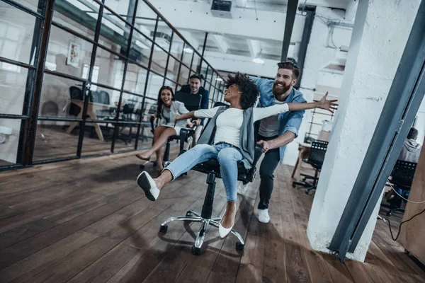 Fröhliche Geschäftsleute mit Spaß — Stockfoto