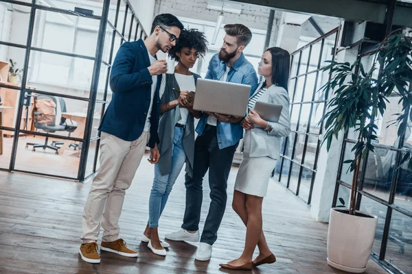 Gente de negocios usando laptop — Foto de Stock