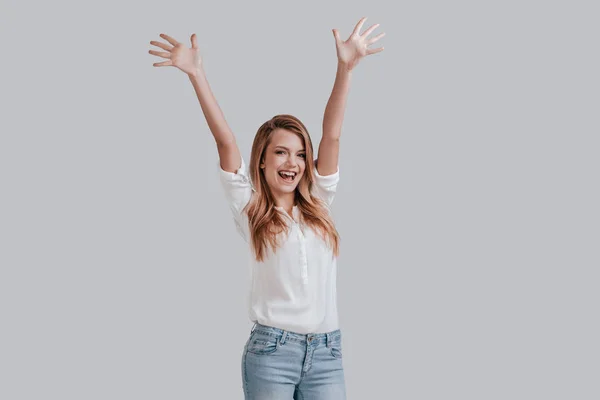 Mujer feliz sosteniendo los brazos levantados — Foto de Stock