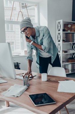 Genç adam cep telefonuyla konuşuyor.