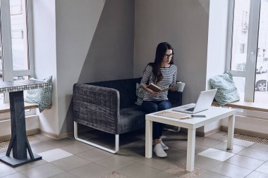 Dizüstü bilgisayar kullanan düşünceli kadın