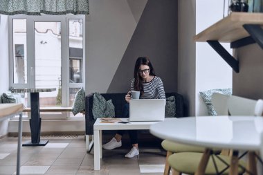 Dizüstü bilgisayar kullanan kadın