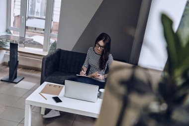 kadın kağıt defterde not yazma