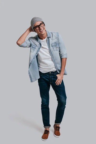 Joven guapo con sombrero — Foto de Stock