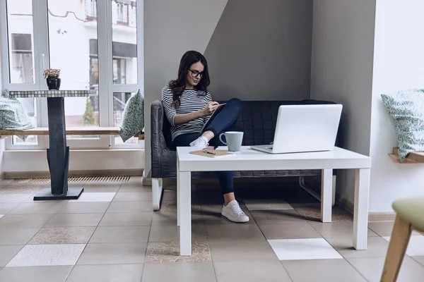 Mujer escribiendo notas en cuaderno de papel —  Fotos de Stock