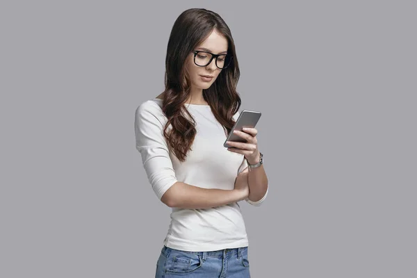 Junge Frau mit Handy — Stockfoto