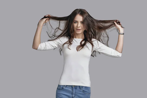 Mujer tocándose el pelo —  Fotos de Stock