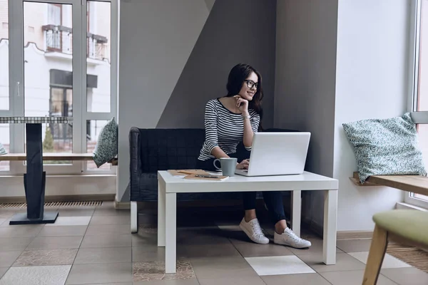 Kobieta korzystająca z laptopa — Zdjęcie stockowe