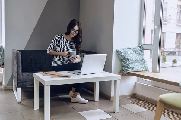 Woman browsing mobile — Stock Photo, Image