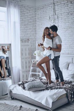 mutlu çift yatakta flört