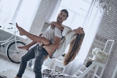 Kız arkadaşım sırtıma binmek için veren adam