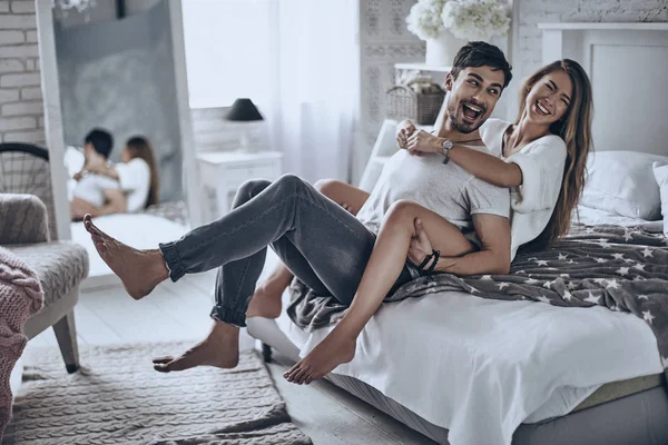 Riendo pareja en cama — Foto de Stock