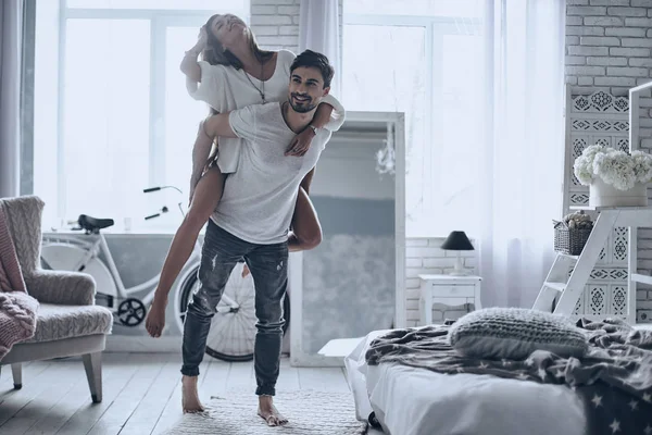 Man die vriendin piggyback rit geven — Stockfoto