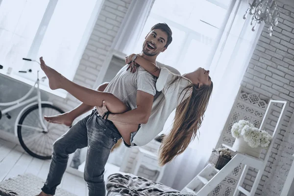 Mannen ger till flickvän piggyback ride — Stockfoto