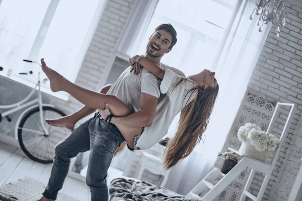 Uomo dando a fidanzata cavalcata a cavallo — Foto Stock