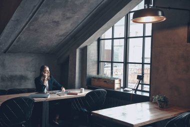 smartphone üzerinde konuşan şık adam