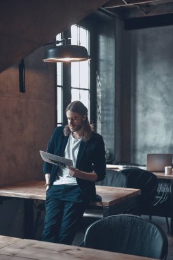 modern ofis gazete okuyan adam