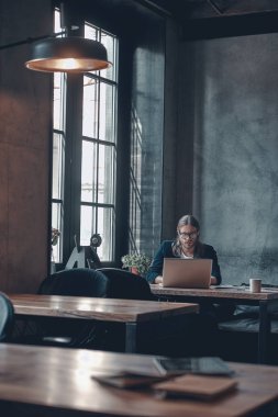 Dizüstü bilgisayar kullanarak ciddi iş adamı