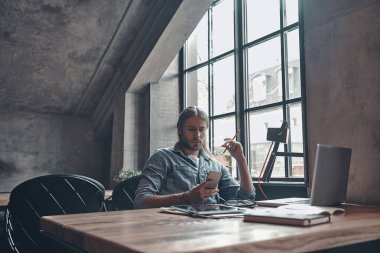 Cep telefonu kullaranarak yakışıklı adam