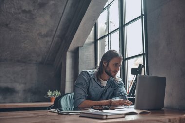 dizüstü bilgisayar kullanan yakışıklı adam